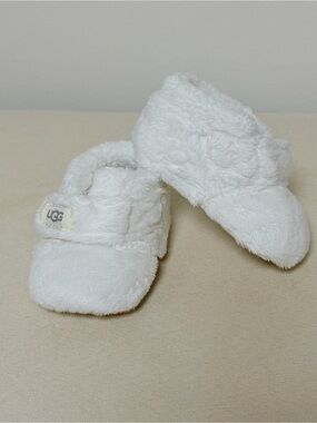 UGG Infant Baby Bixbee Soft Sole Crib Shoes White NWOT Size 0/1 Fuzzy Fur